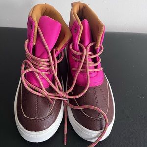 NEW Oomphies Duck Boots